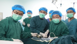 六盘水市内首例腹腔镜肾部分切除术在我院获得成功