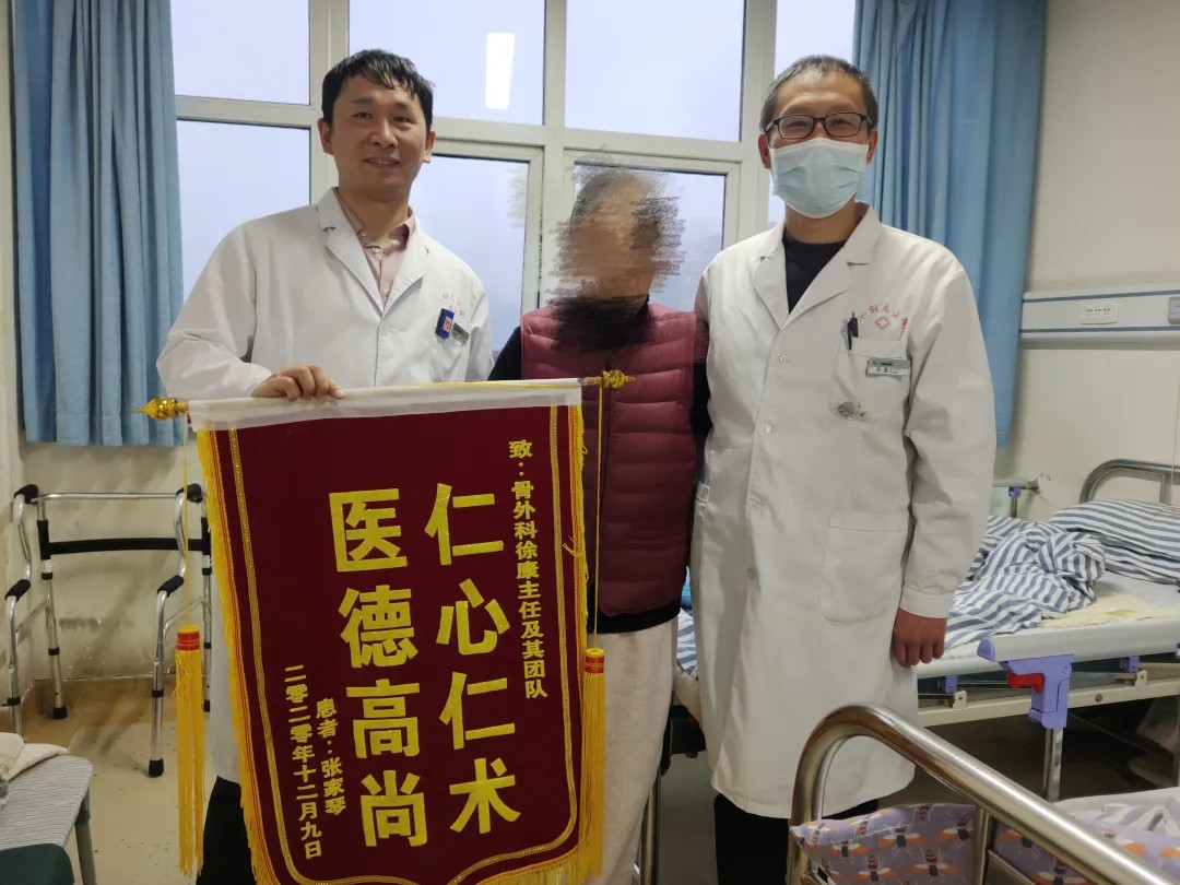 人工全髖關節(jié)置換術讓74歲老奶奶“扔”掉拐杖